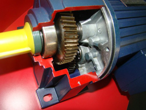 機(jī)械裝配西瑪電機(jī)時,軸頭裝鏈輪可涂抹黃油,可更快裝配好。